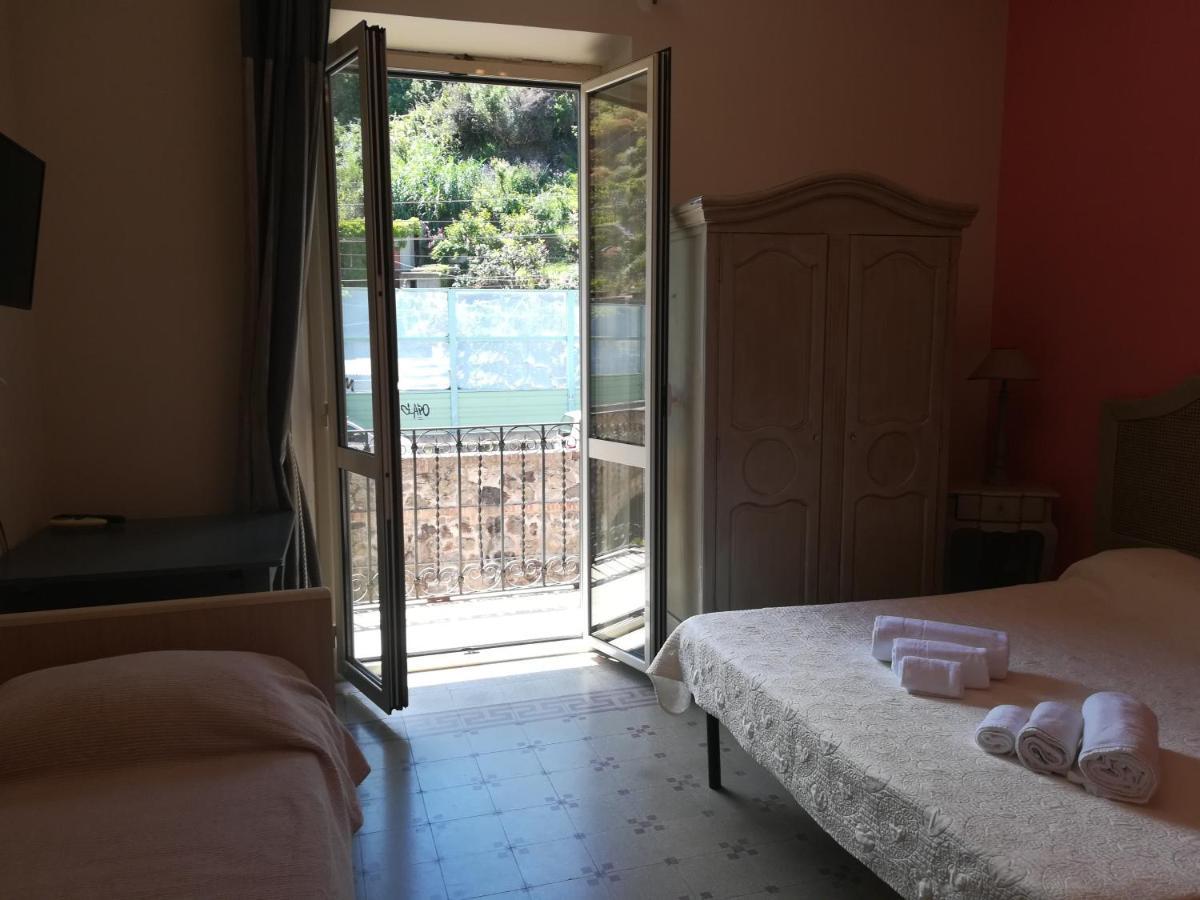 B&B A Due Passi Dal Mare Scilla Exterior foto